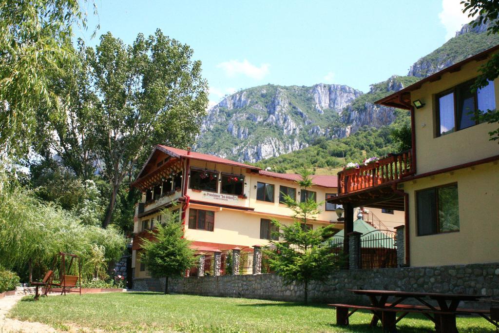Pension Cuibul Viselor Băile Herculane Exterior photo