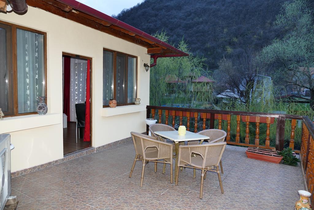 Pension Cuibul Viselor Băile Herculane Exterior photo