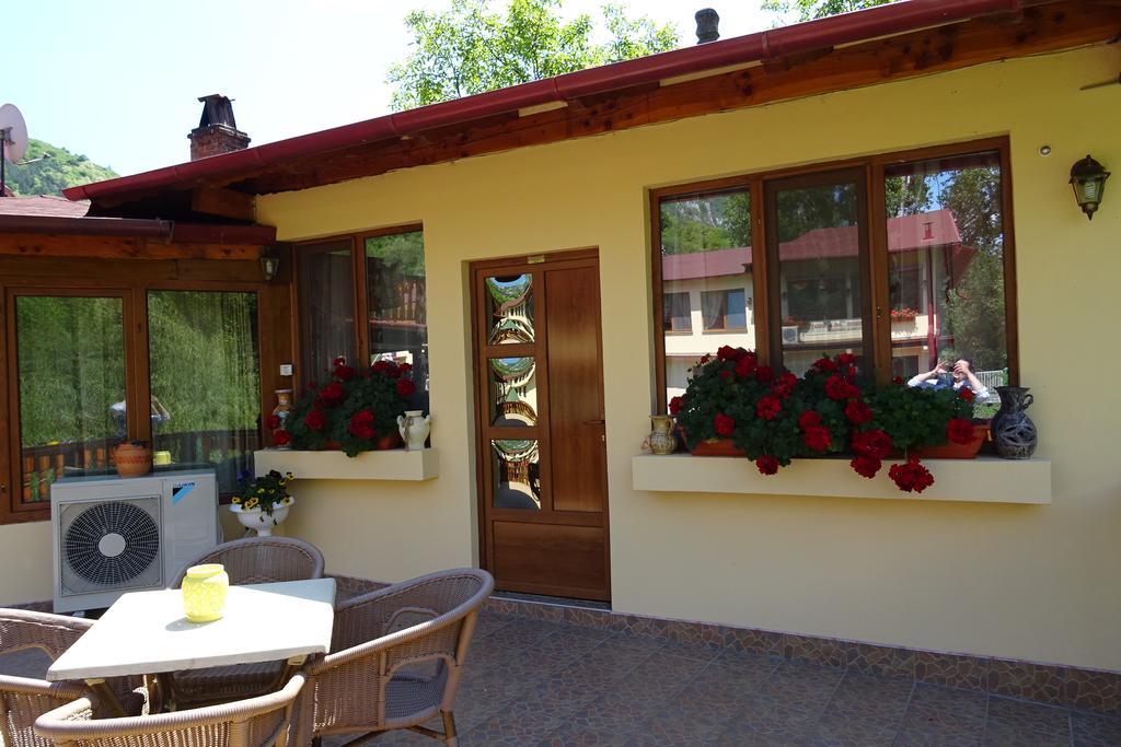 Pension Cuibul Viselor Băile Herculane Exterior photo