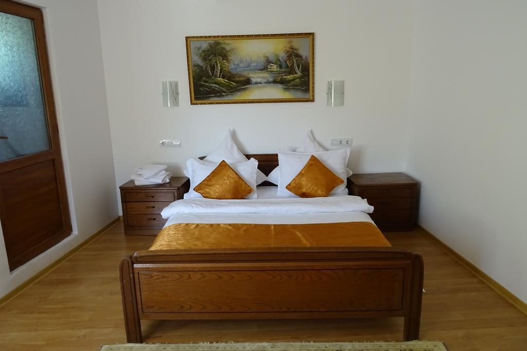 Pension Cuibul Viselor Băile Herculane Exterior photo