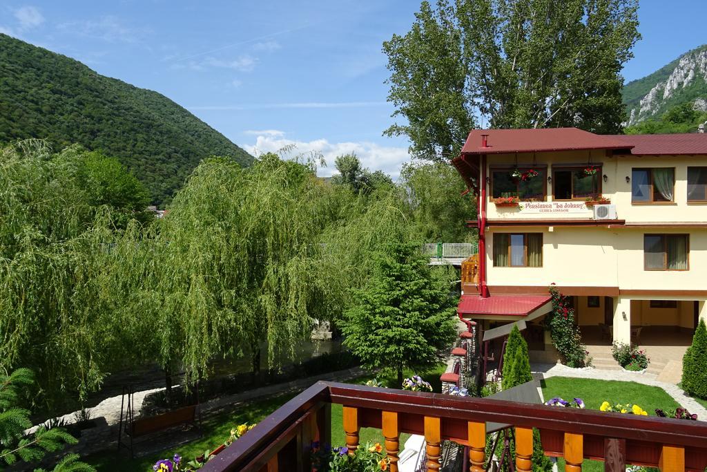 Pension Cuibul Viselor Băile Herculane Exterior photo