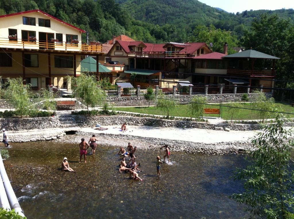 Pension Cuibul Viselor Băile Herculane Exterior photo